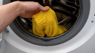 Lo que debes echar en la lavadora para evitar que se formen bolitas en tus jerséis o chaquetas