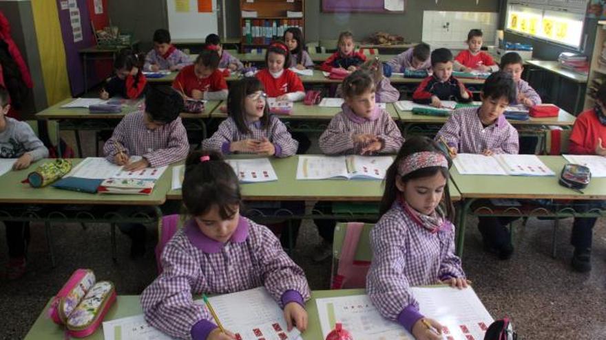 Les bessones, en segon terme, a la seva classe de primer, a l&#039;escola de Taialà.