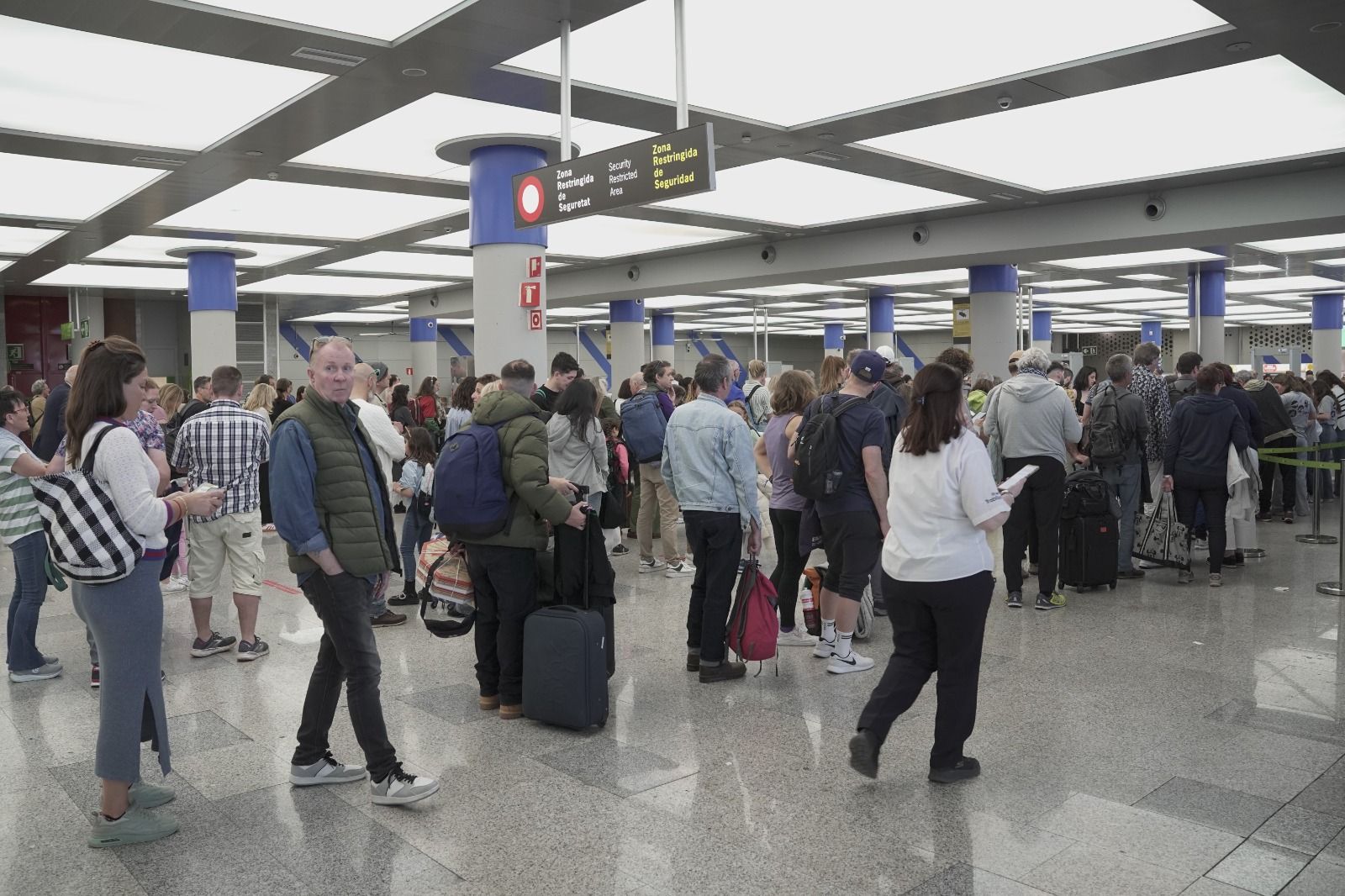 Colapso en los filtros de seguridad del aeropuerto de Palma con una hora de espera y cientos de personas atrapadas