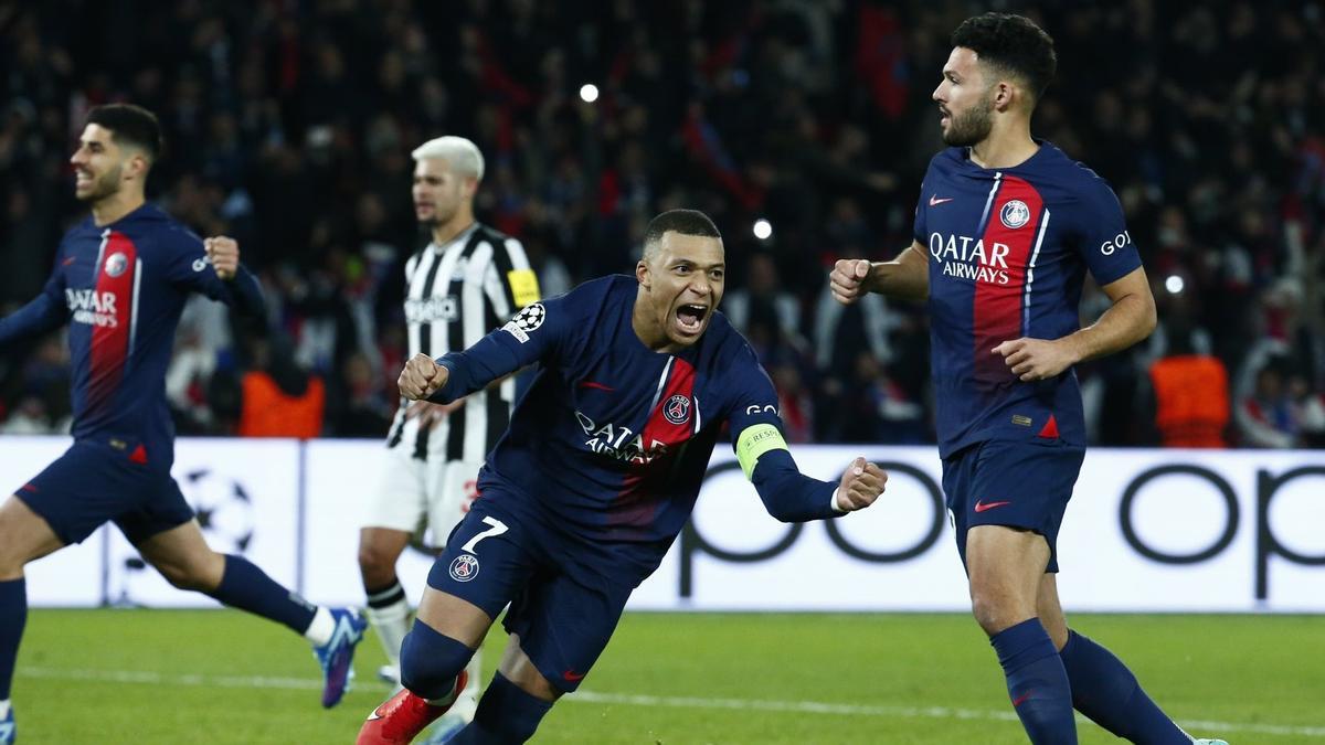 Mbappé celebra el gol del empate.