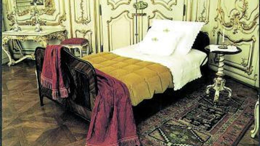 Una mesilla de noche junto  a la cama de la emperatriz  Sissi. 