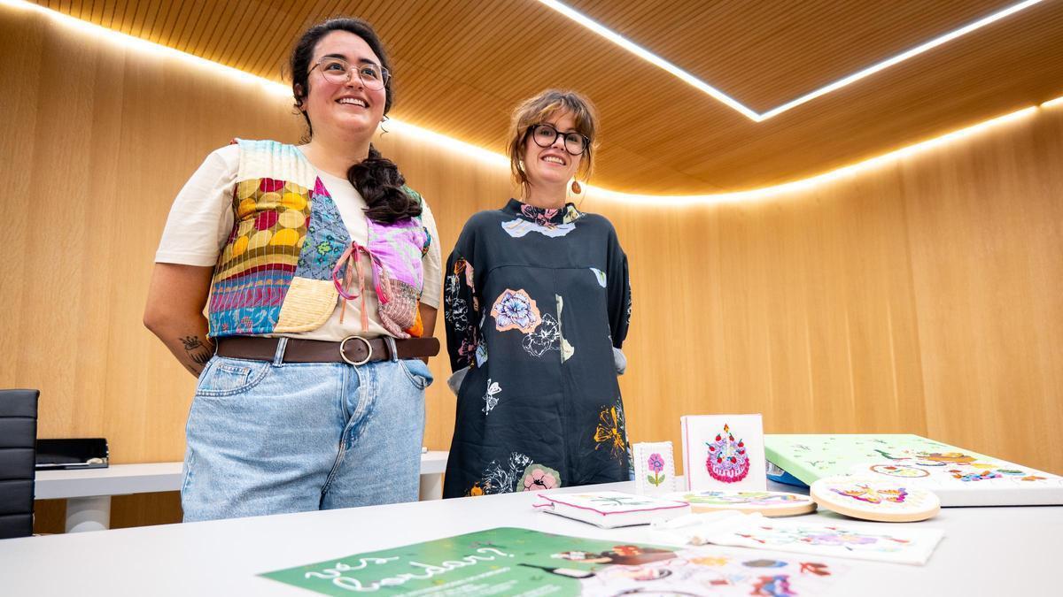 Maritza Bertolini presentando el cartel de 'Ves Bordar?', junto con sus obras.
