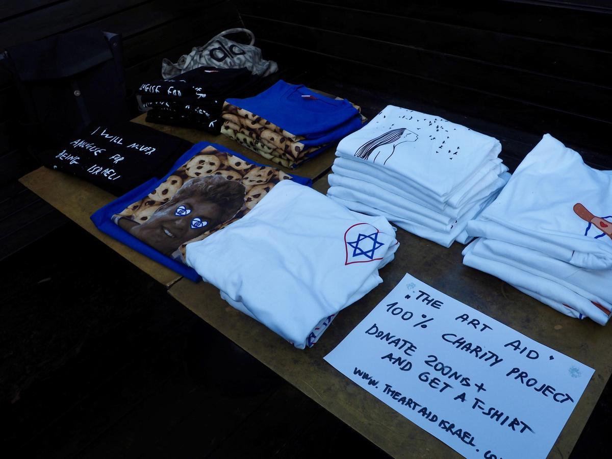 Camisetas a la venta en el mercadillo benéfico organizado en Tel Aviv para recaudar fondos para los soldados israelíes.