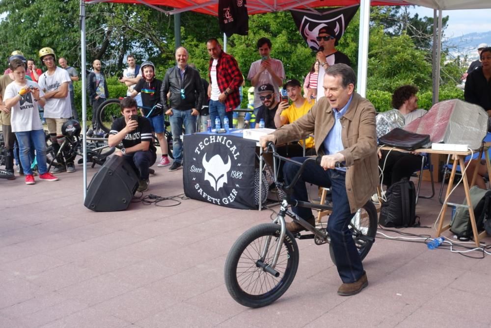 El alcalde de Vigo prueba su destreza sobre una BMX en la fiesta de la bicicleta de O Castro.