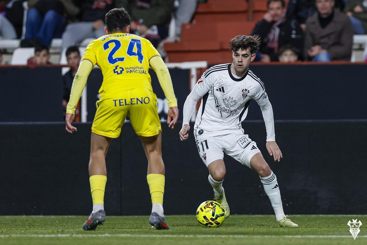 El figuerenc Víctor Valverde controla la pilota en un partit amb l’Albacete d’aquesta temporada.