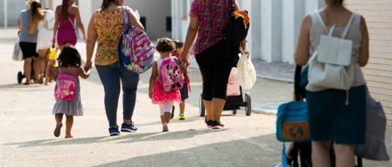 Niños y familiares en el exterior de un colegio en Alicante.