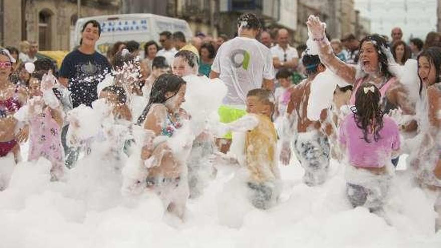 Niños y jóvenes, en la Festa da Espuma. // Bernabé/Ana Agra