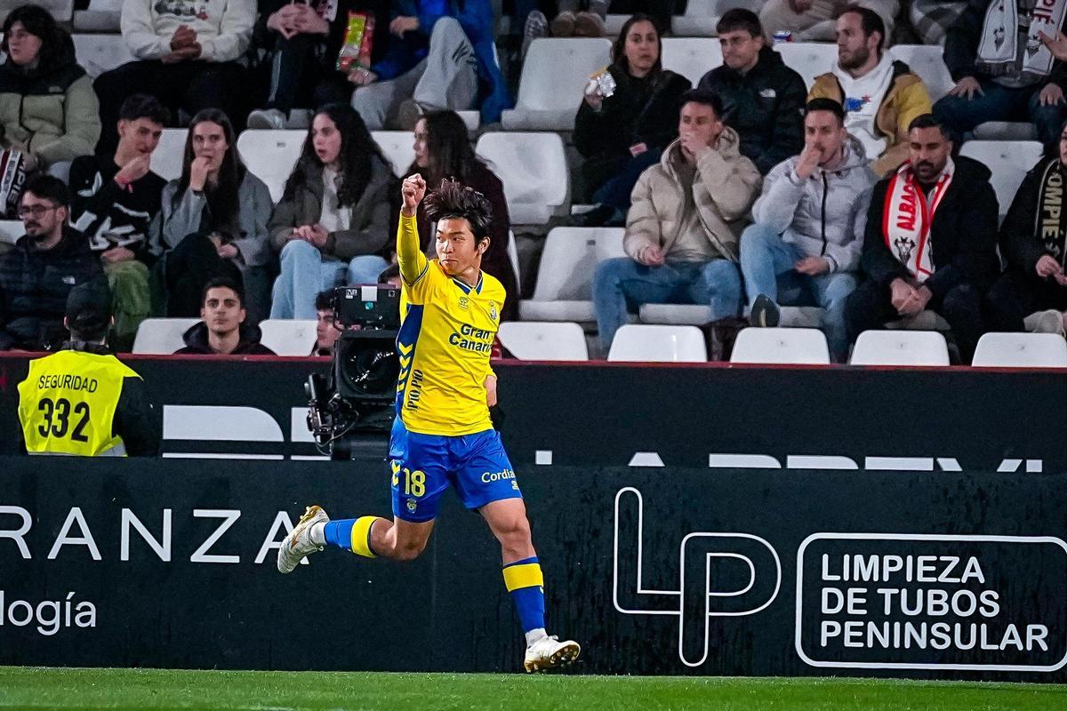 Miyashiro levanta el puño en señal de victoria tras anotar su tanto en el Carlos Belmonte.