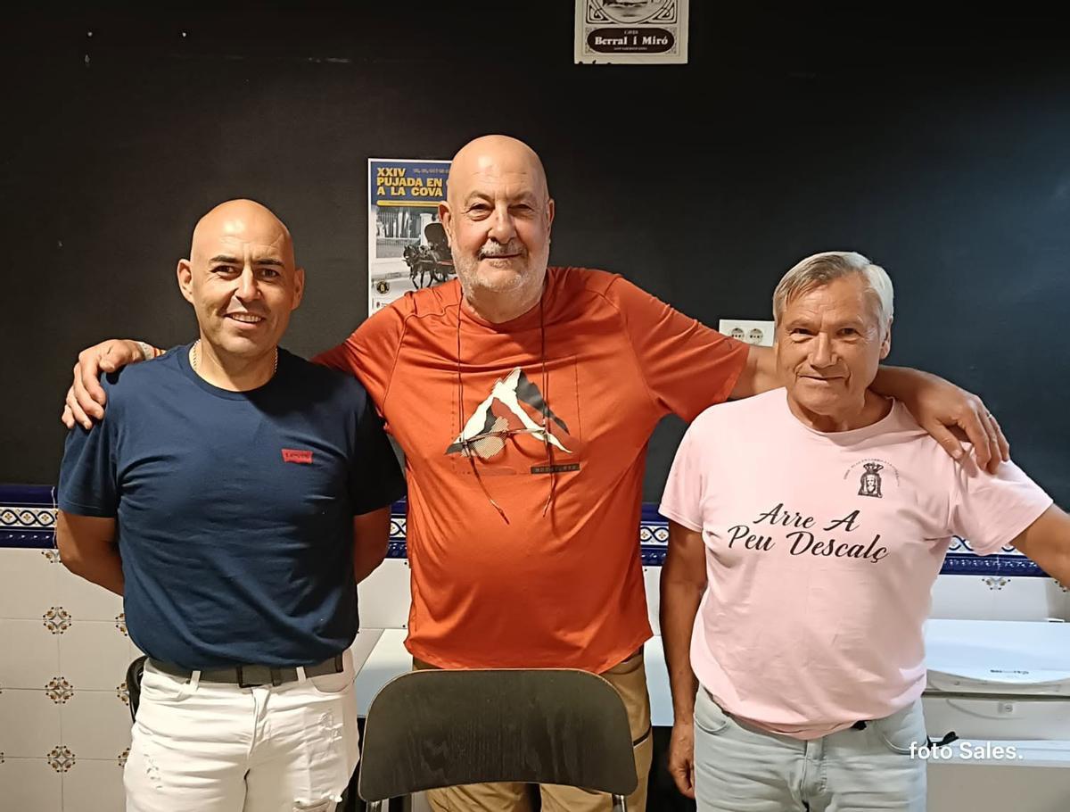 Miembros de la organización en la noche previa a la salida de la romería desde la Vilavella.