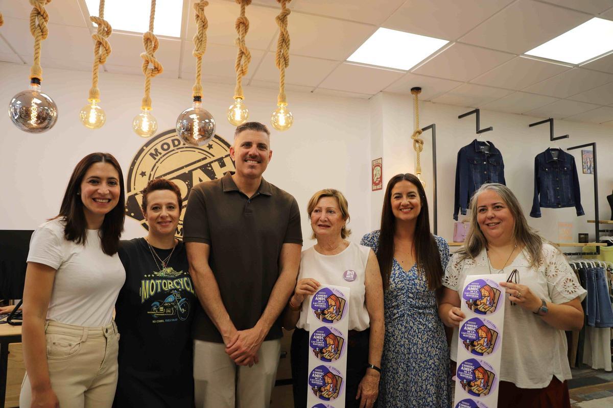Presentación de la iniciativa con el alcalde, las concejalas Sandra Sánchez y Débora Marí; la responsable de AMAMANTA en Cullera, Carmen Maria Pons; y la presidenta de ACECU, Carolina Camós.