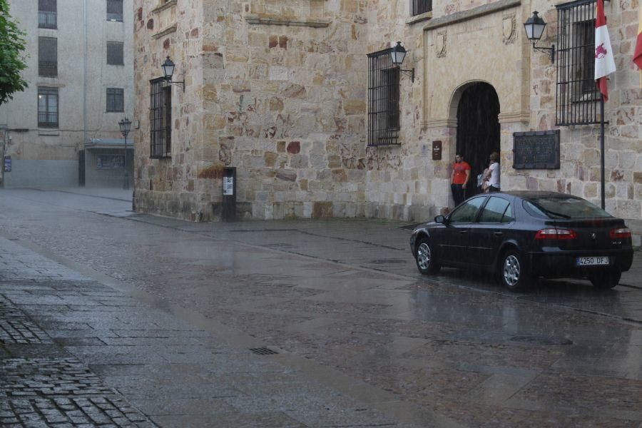 Un chaparrón sorprende a los zamoranos