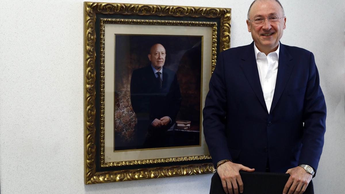 Sergio Samper Rivas, CEO del Grupo Jorge, junto a un retrato de su padre y fundador de la empresa, Fernando Samper Pinilla, fallecido en 2022.