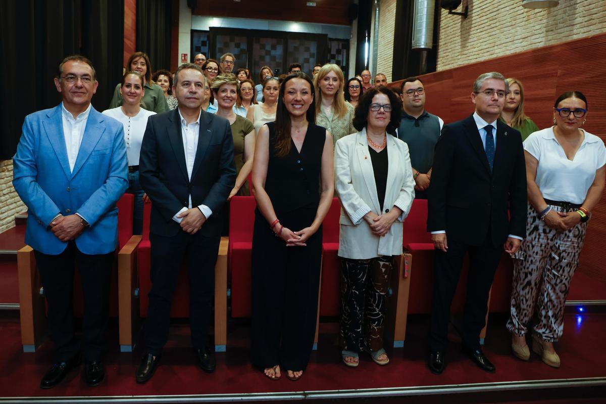 La consejera Carmen Conesa, con representantes de los municipios, empresas  y servicios en la jornada sobre el nuevo SICTED.
