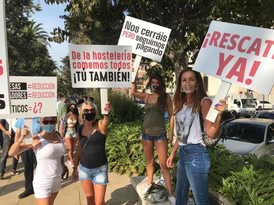 La hostelería llena las calles de Málaga para protestar por las restricciones