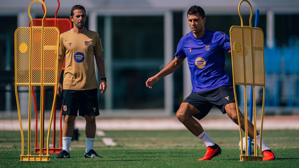 Rodrigo Hernández en su primer entrenamiento con el FC Barcelona