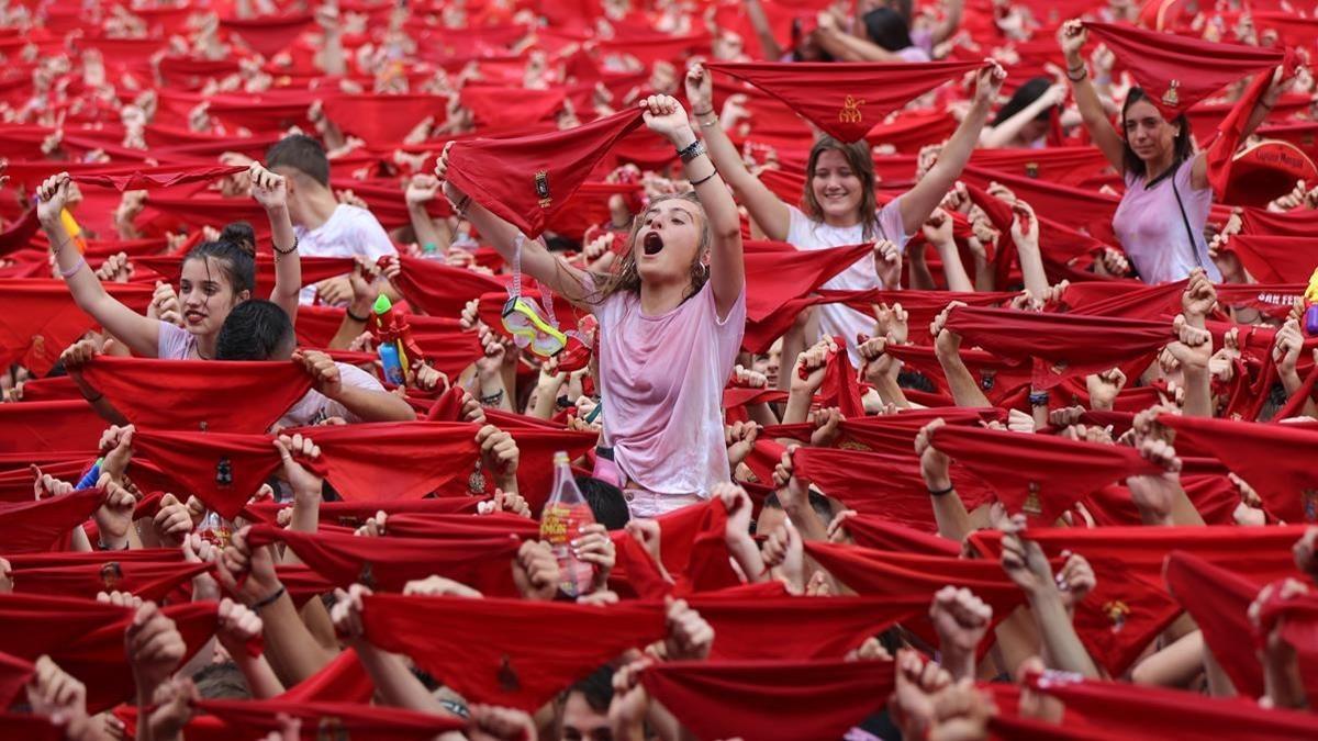 Ambiente durante el chupinazo en la plaza del Castillo