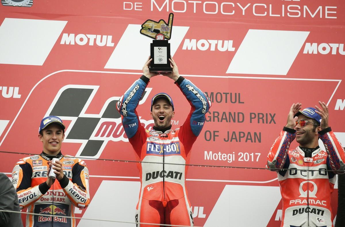 KMA02. Motegi (Tochigi), 15/10/2017.- Italian MotoGP rider Andrea Dovizioso (C) of Ducati Team raises the winnrer’s trophy on the podium in celebration with runner-up Spanish MotoGP rider Marc Marquez (L) of Repsol Honda Team and second runner up Italian MotoGP rider Danilo Petrucci of OCTO Pramac Racing after winning the MotoGP race of the MotoGP Grand Prix of Japan at Twing Ring Motegi circuit in Motegi, Tochigi Prefecture, northern Japan, 15 October 2017. (Motociclismo, Ciclismo, Japón) EFE/EPA/KIMIMASA MAYAMA