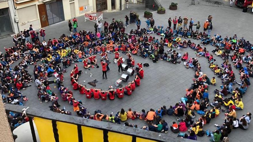 Imatge de la plaça major amb els joves participant en el final de festa