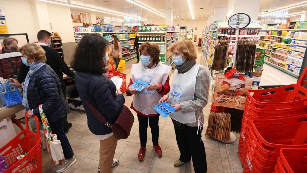 Voluntarias del Banco de 
Alimentos, en un supermercado
 de Pontevedra.   | // G. SANTOS