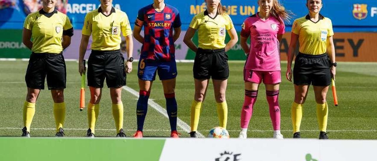 Sara Fernández Ceferino, entre las capitanas del Barcelona, Vicky Losada, y del Madrid CFF, Paola Ulloa, el domingo antes del partido de la Primera Iberdrola en el estadio Johan Cruyff.