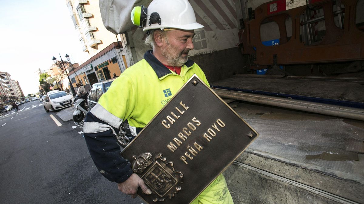 Un operario cambia la placa de Marcos Peña Royo en enero de 2020.