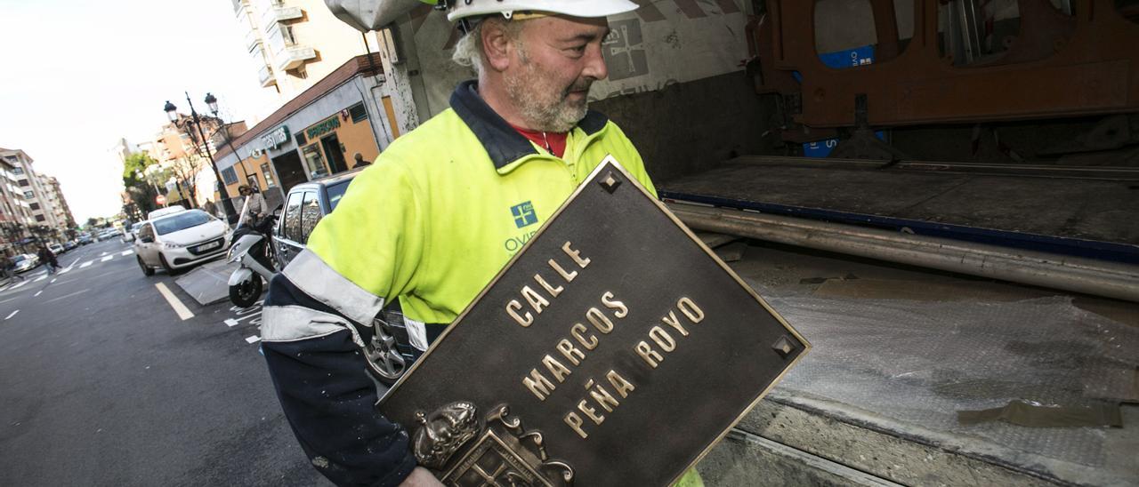 Un operario cambia la placa de Marcos Peña Royo en enero de 2020.