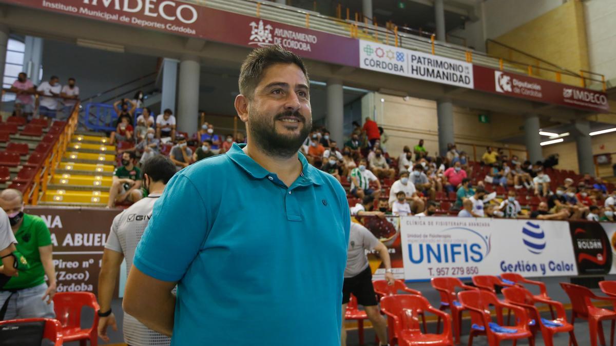 El técnico del Córdoba Futsal, Josan González, este viernes en el amistoso ante Vietnam.