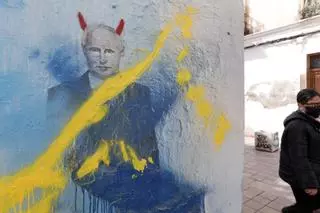 Los artistas J.Warx y Escif pintan grafitis contra la guerra y Putin en València