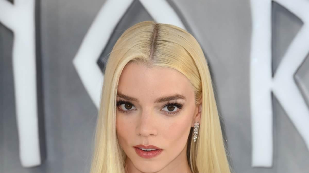 Anya Taylor-Joy deslumbra con un gélido minivestido en color 'nude'