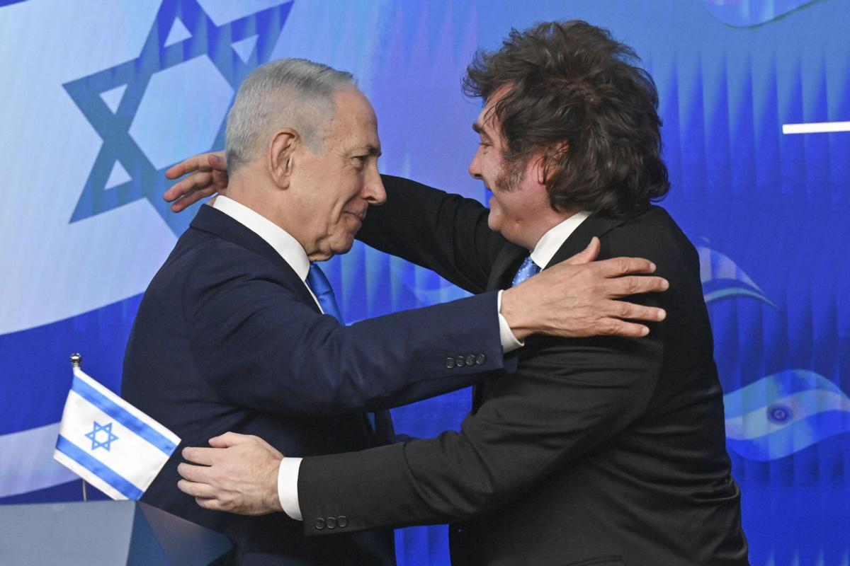 El primer ministro israelí, Benjamín Netanyahu (i), y el presidente de Argentina, Javier Milei (d), firmaron este domingo en Jerusalén los denominados "Acuerdos de Isaac", un nuevo marco estratégico destinado a reforzar la cooperación bilateral y ampliar las alianzas de Israel con países afines en América Latina. EFE/GPO - SÓLO USO EDITORIAL/SOLO USO PERMITIDO PARA ILUSTRAR LA NOTICIA QUE APARECE EN EL PIE DE FOTO (CRÉDITO OBLIGATORIO)-
