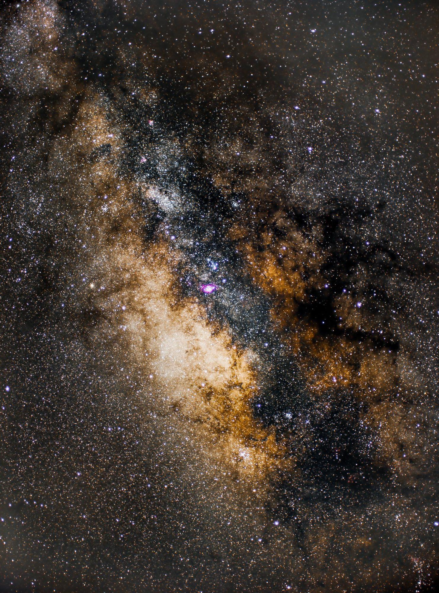 Vía Láctea con la nebulosa de la Laguna en el centro