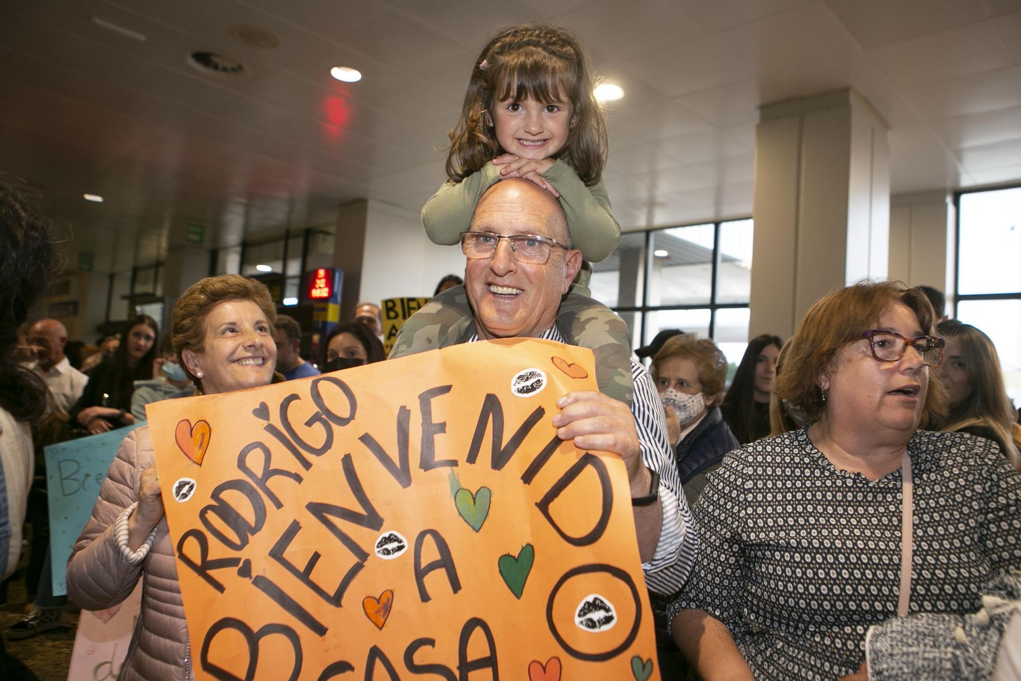 Emocionante llegada al aeropuerto de Asturias de los militares que regresaron de Mali