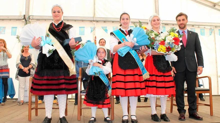 UNA IMAGEN QUE NO VOLVERÁ A REPETIRSE. Isabela Fagundes (dama de honor), Candela García (xanina), Vanesa Arenas (xana) y Alba Vallina (dama de honor), en una edición del Festival del Arroz con Leche, con el alcalde, Gerardo Fabián. En el próximo certamen figurará por vez primera el xanín.