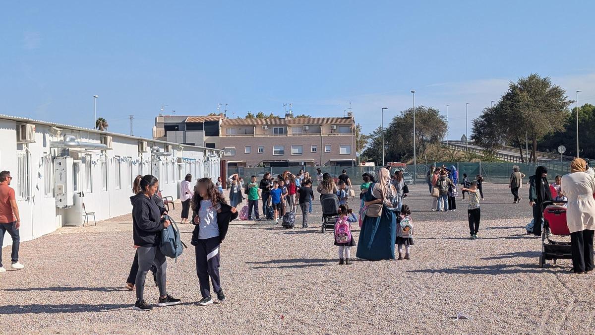 Salida de clases de los barracones del Ceip Orba de Alfafar.