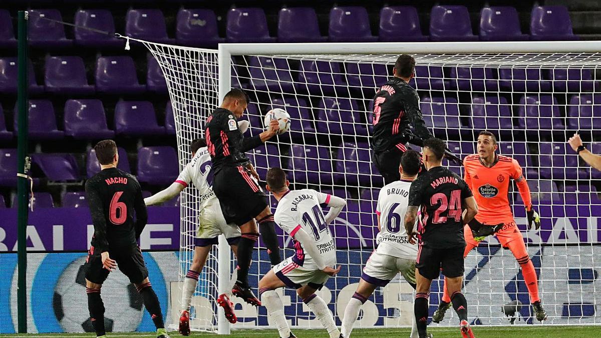 Casemiro remata a gol con la cabeza, un tanto que le dio los tres puntos a su equipo.  | EUROPA PRESS/DPA