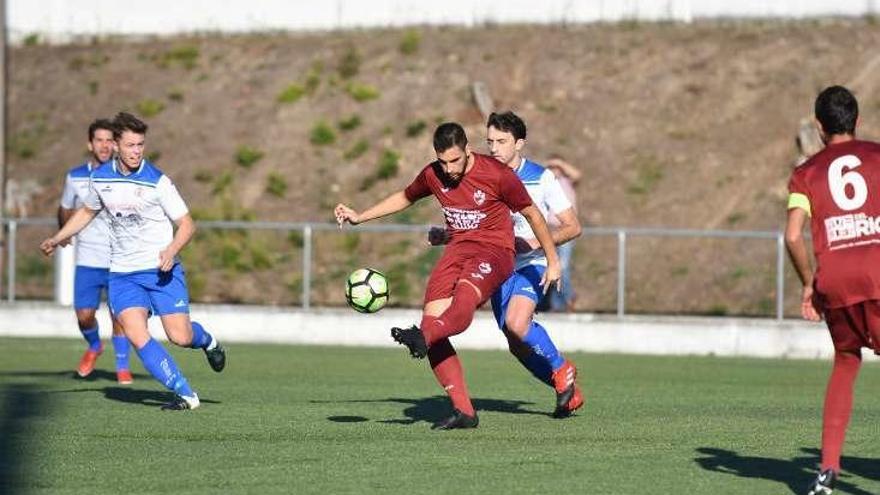 Una acción del partido de ayer en O Carrasco. // G. Santos