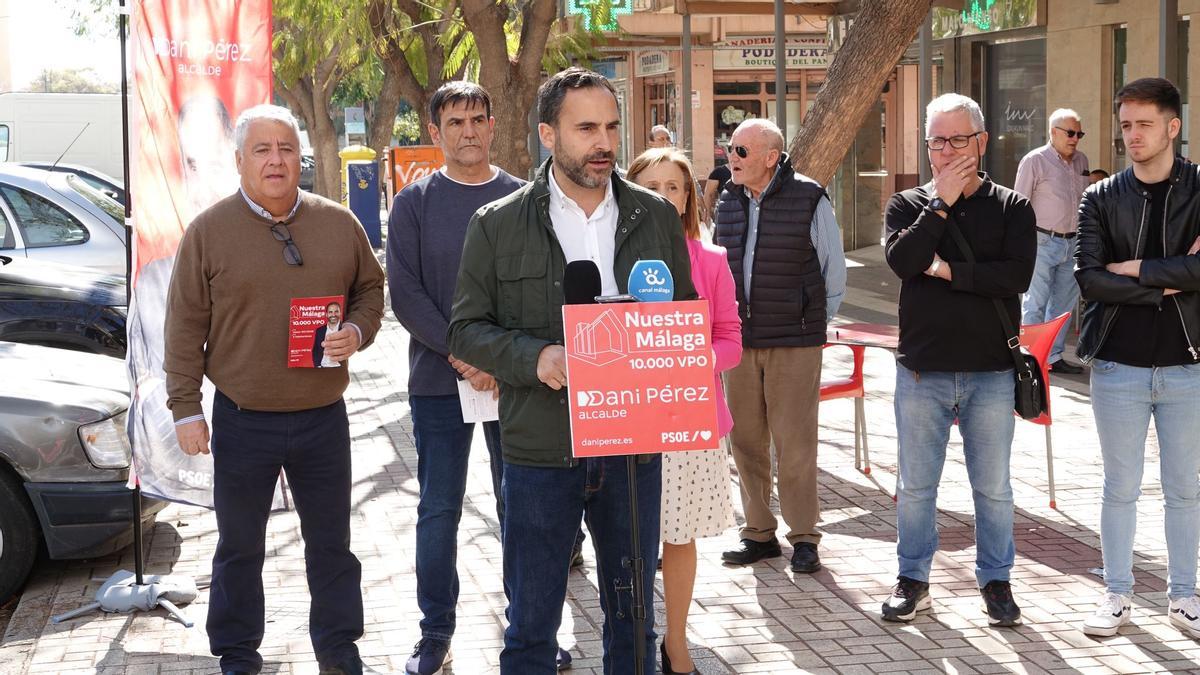 El portavoz socialista, Daniel Pérez, durante una rueda de prensa en Puerta Blanca.