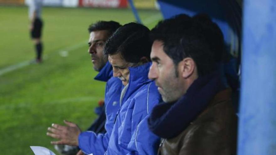 Quirós observa unas anotaciones en el partido ante el Zamora.