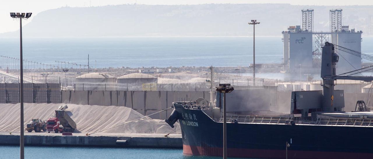 Movimiento de graneles en el puerto de Alicante, actividad que será a cubierto en dos años.