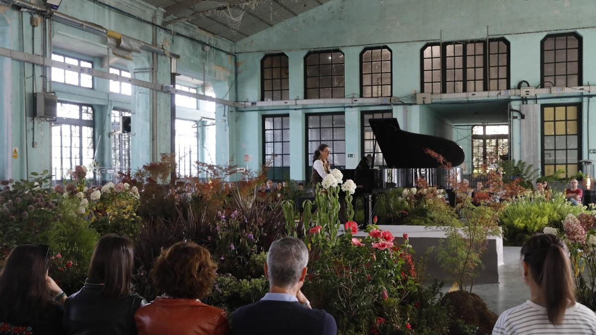 Marta Espinós, durante el concierto &quot;Música para jardineros&quot;.