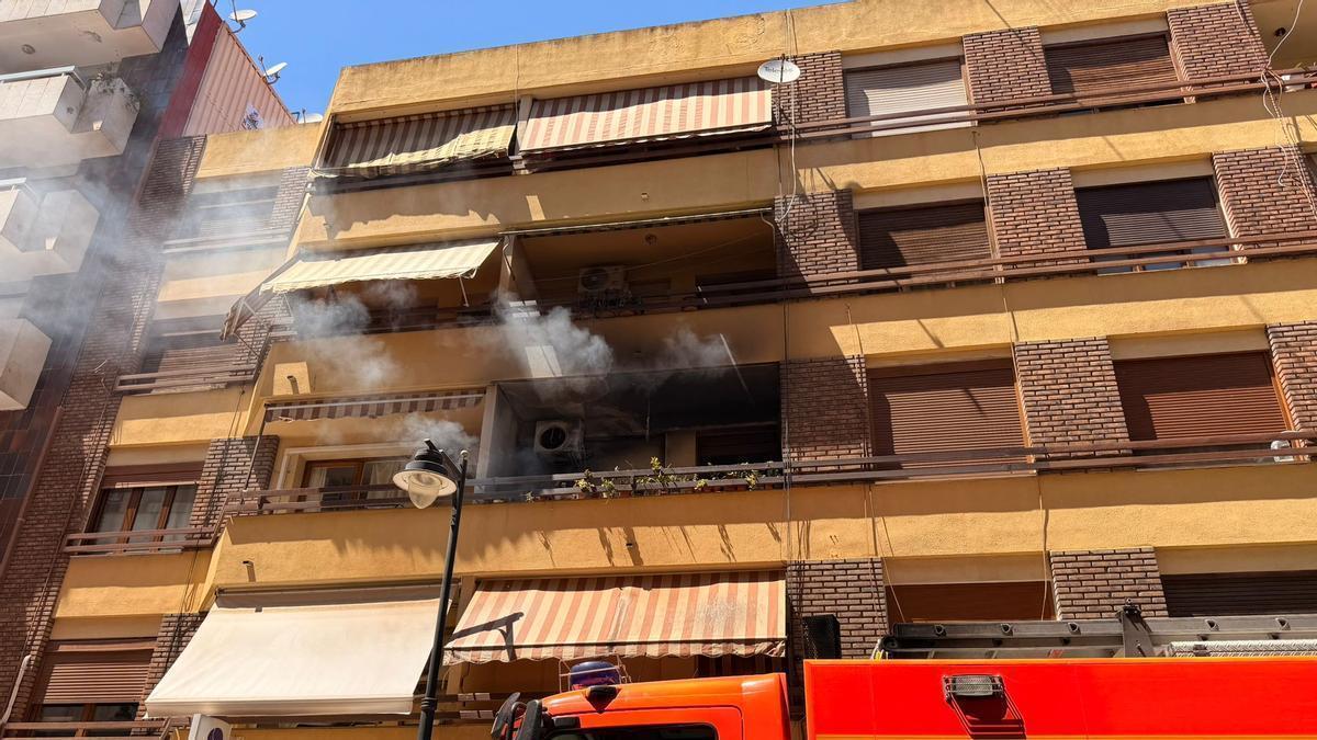 Se incendia un piso en Ontinyent por un fallo eléctrico en el aire acondicionado
