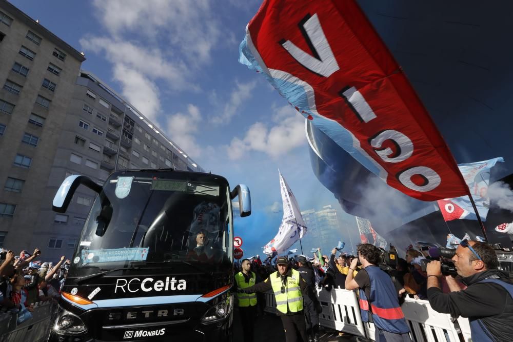 El celtismo vuelve a demostrar fuerza y compromiso en el recibimiento al Celta a su llegada al estadio.