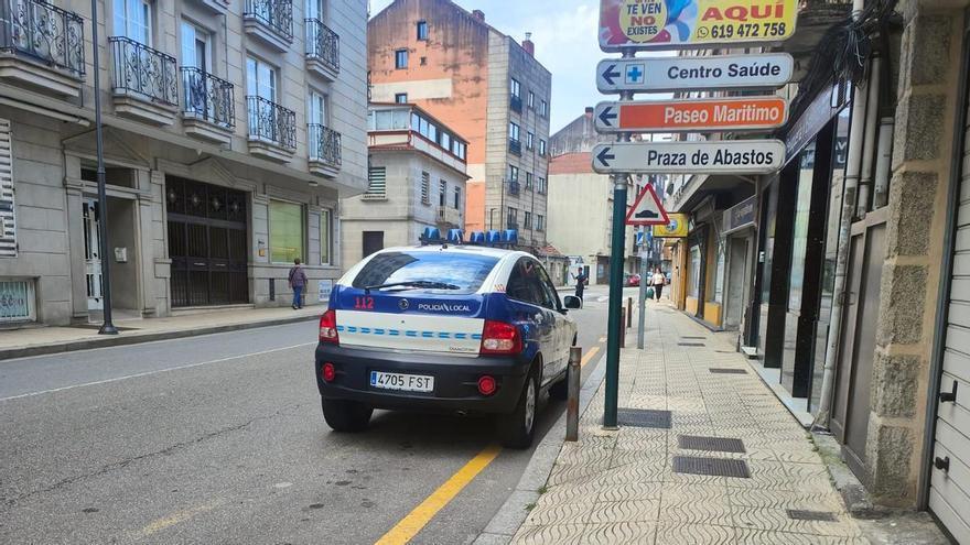 Huida temeraria en Moaña: un conductor circula por dirección prohibida a más de 110 km/h para evitar un control e intenta sacar de la carretera a la Policía Local