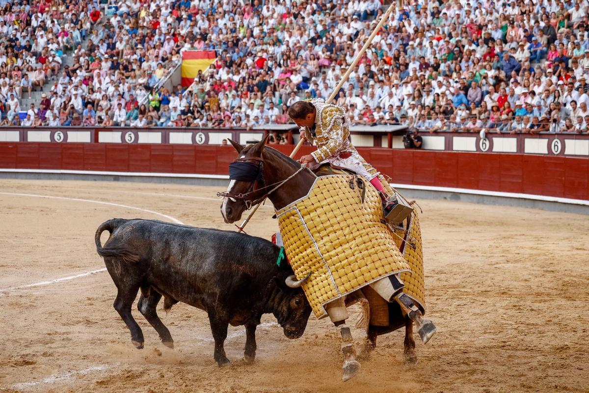 Antonio Ferrera subido al caballo de picar.