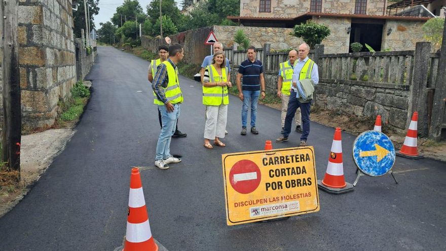 Belén Cachafeiro en la visita a las obras de asfaltado vial. |  FDV