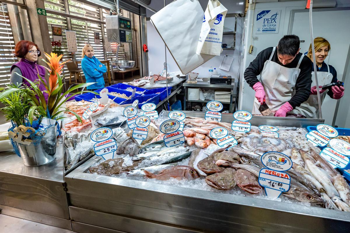 En La Vila, la Cofradía de Pescadores ha abierto un puesto en el mercado para vender sus productos con menos intermediarios y, de esta forma, poder ajustar los precios.