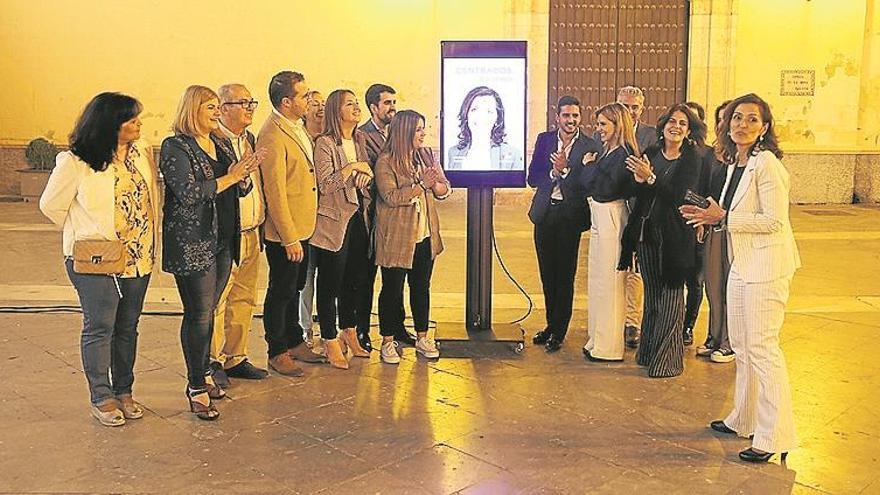 La tradicional pegada de carteles marca el inicio de la campaña electoral del 26M