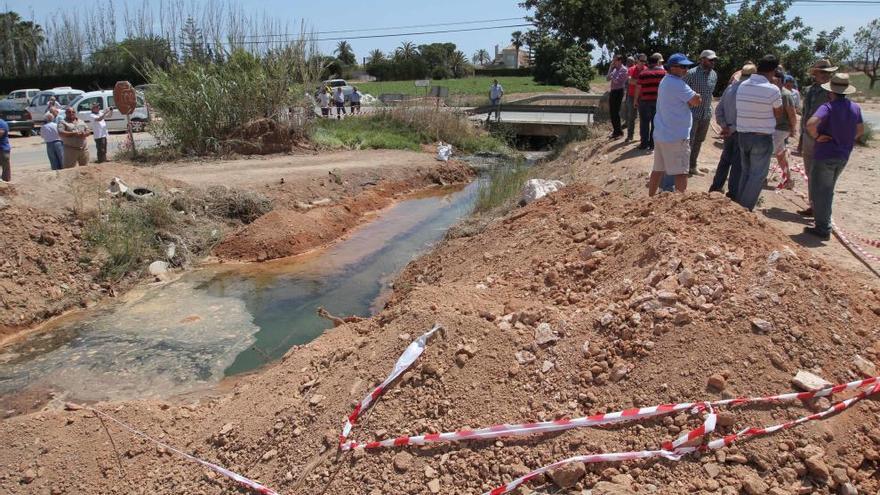 Las obras de sellado del cauce público se han quedado a medias.