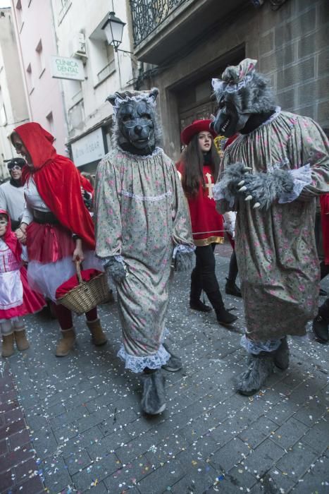 Set mil persones desborden els carrers de Sallent en un Carnaval multitudinari