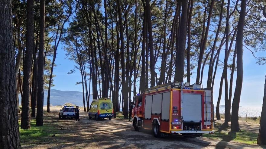 Rescate accidentado en Samil: Bomberos asisten a una ambulancia encallada en la arena que socorría a una mujer